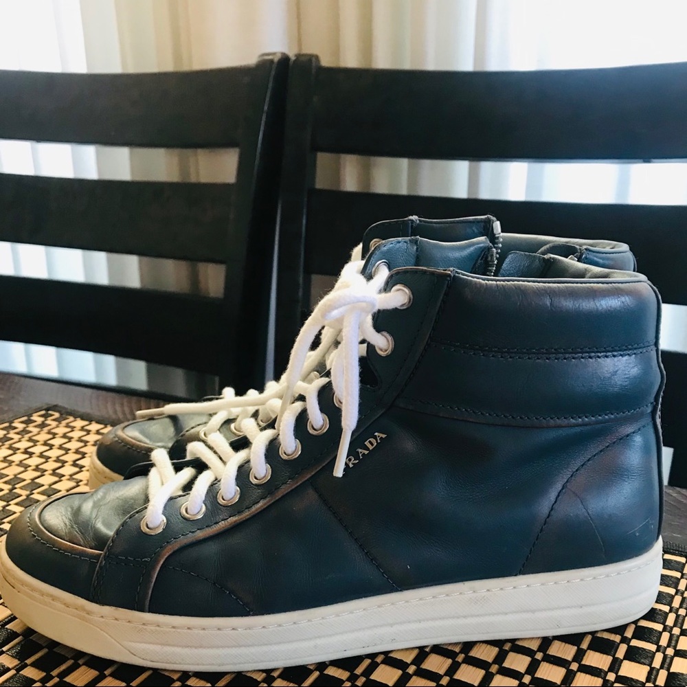 Prada shoes .has damage on one side i post last pict .